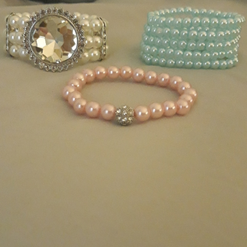 Three pearl stretch bracelets